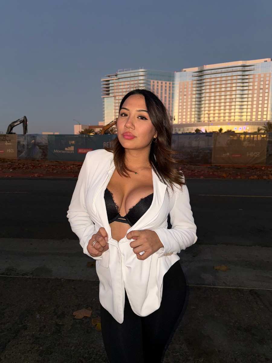 Take a pause and enjoy Ali Cruz — streaming from Ahmedabad