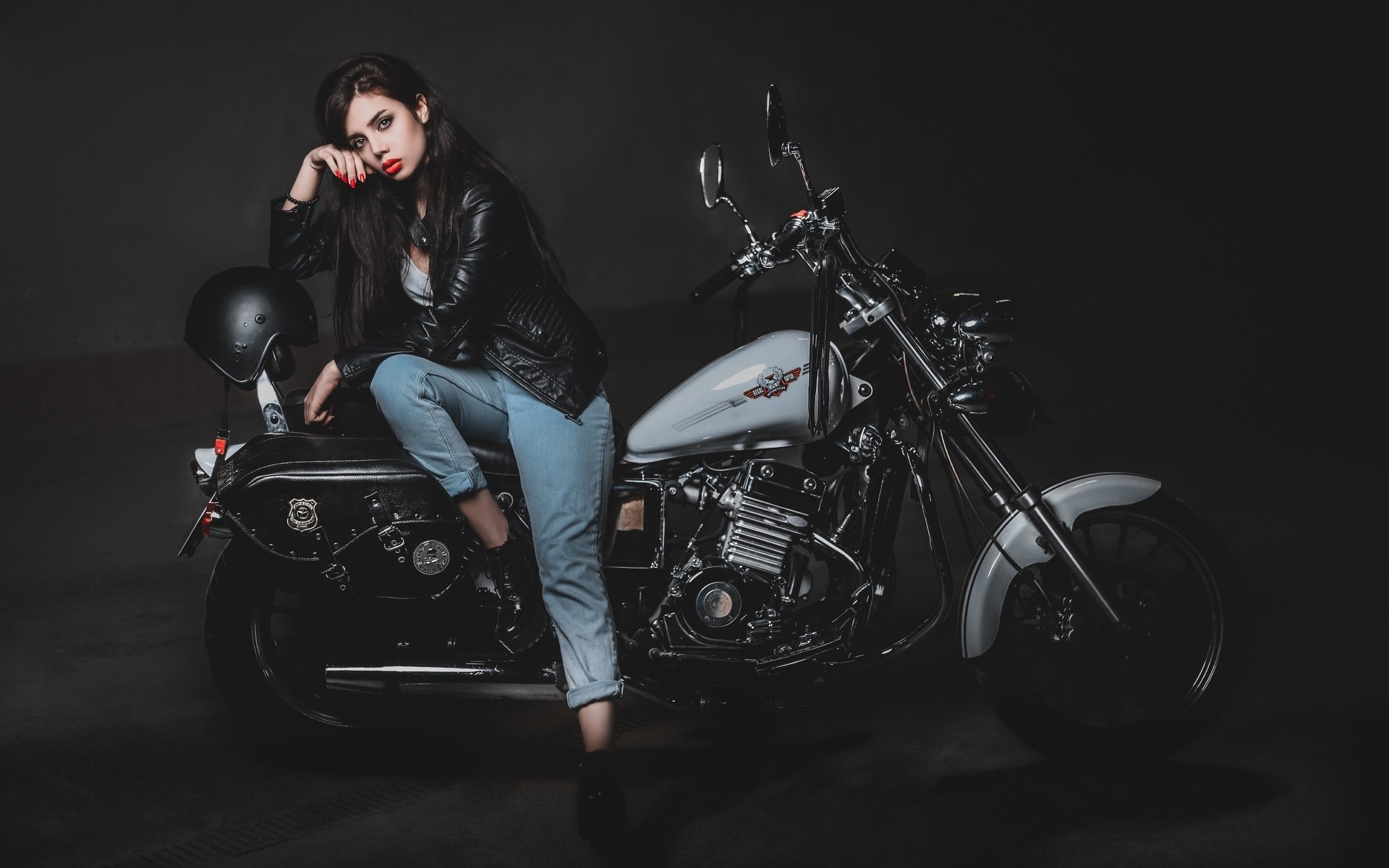 Biker girls: style and drive brings the glow — live moments in Ahmedabad