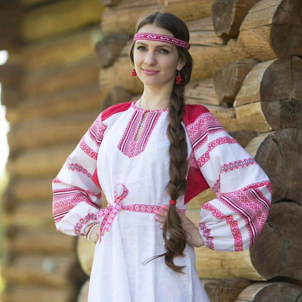 Girls in Slavic costumes brings the glow — live moments in Ahmedabad